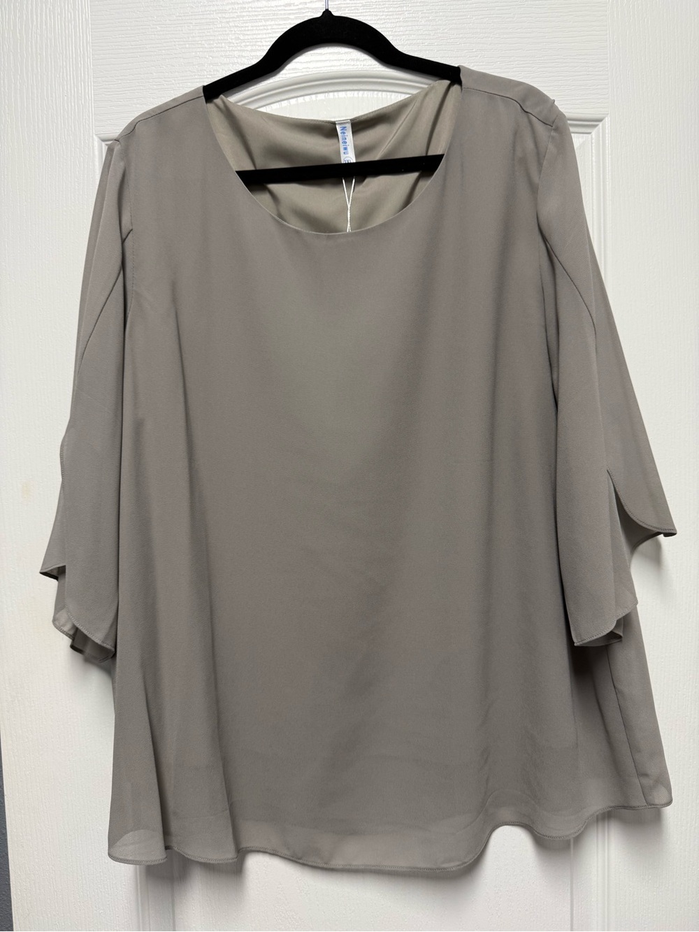 NWT Women’s Gray Flowing Blouse with Split Sleeve